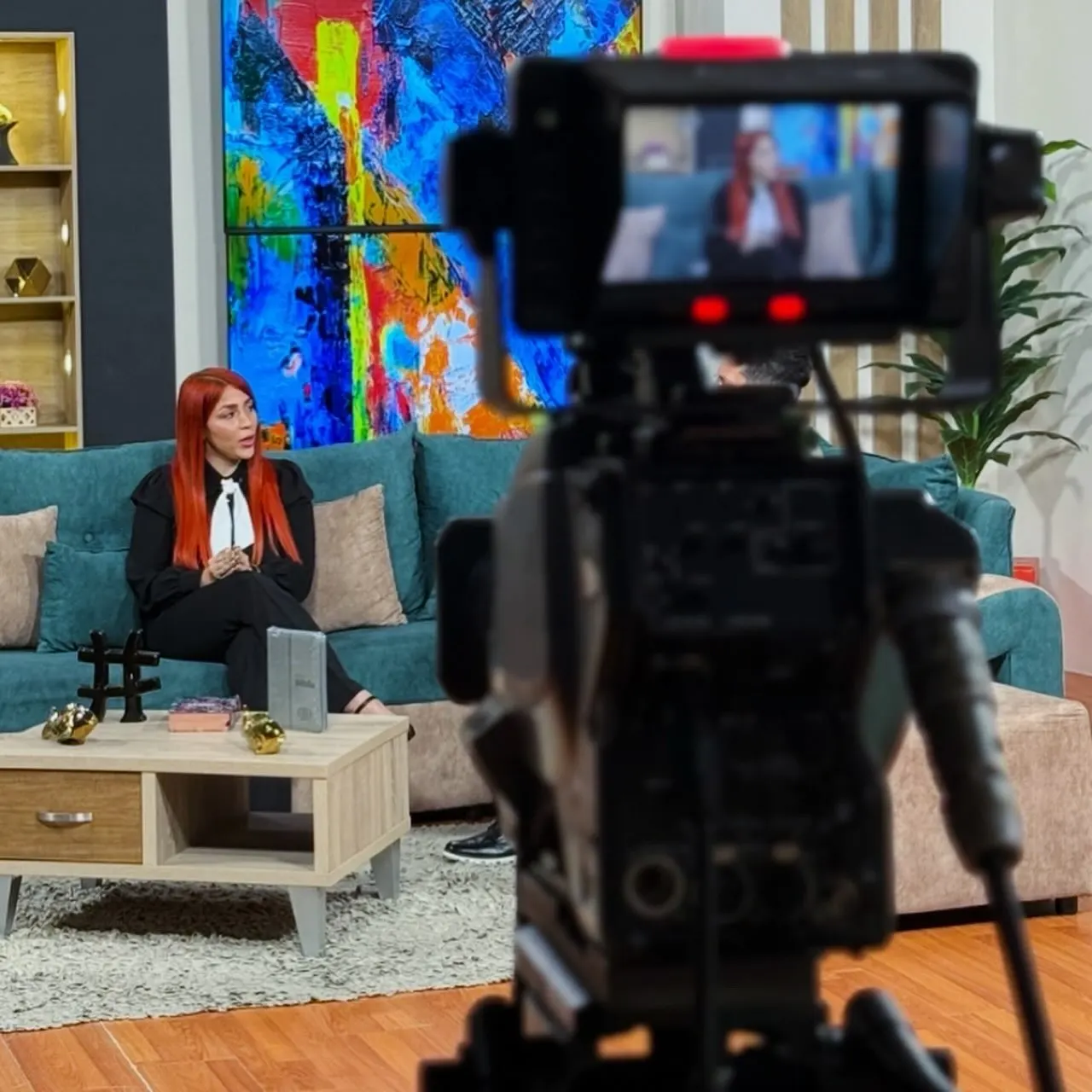 Cámara de televisión en primer plano grabando a Anna Padilla en el set