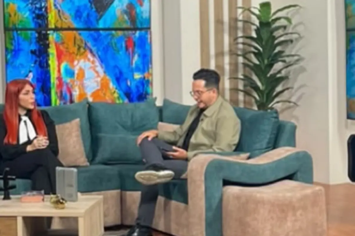 Anna Padilla conversando con el presentador durante la entrevista en televisión